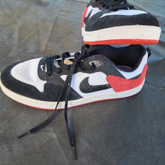 Nike Black and Red Sneakers - Picture 6 of 11
